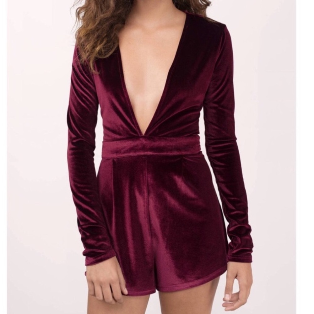 Tobi burgundy plunge long sleeve velvet romper M